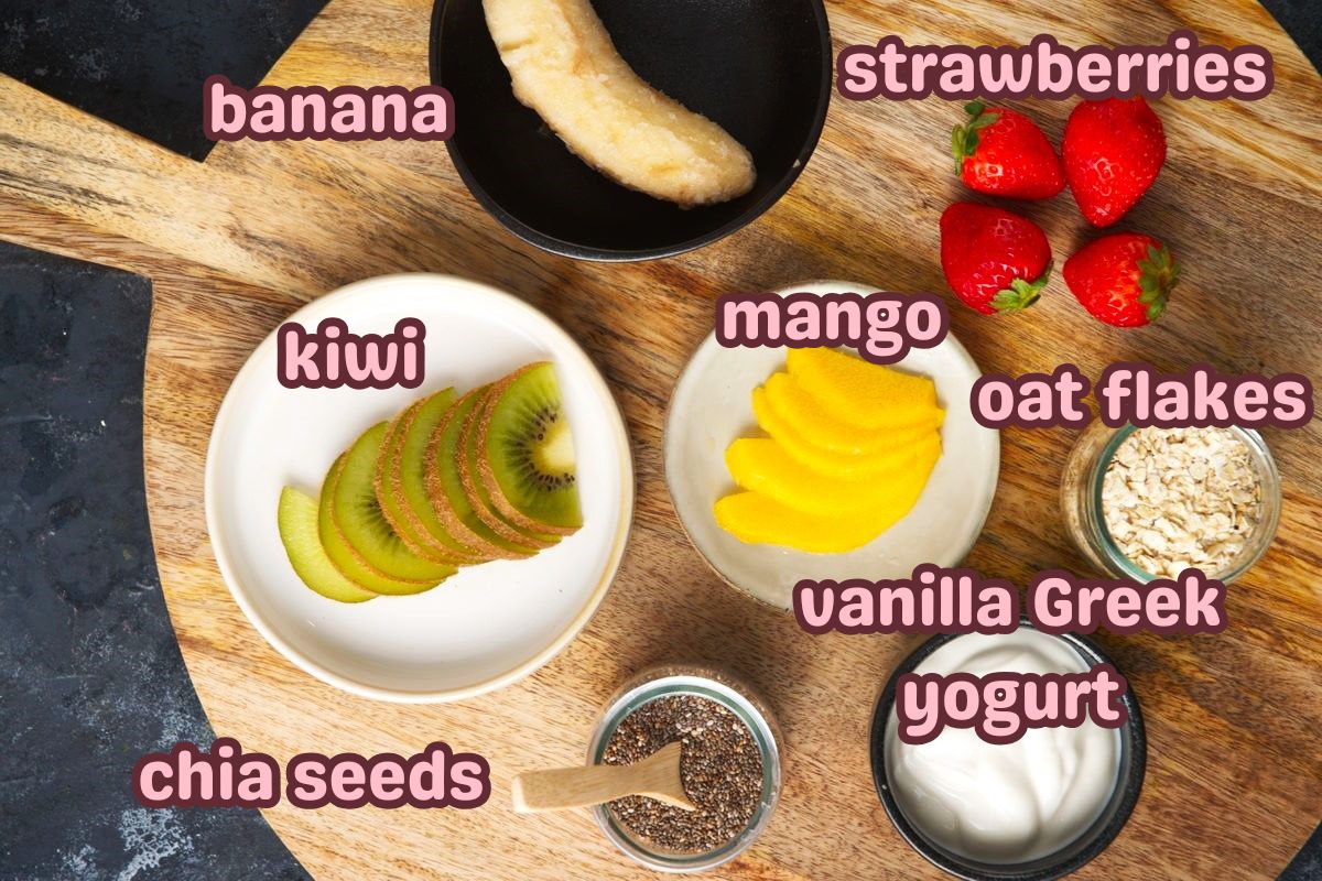 Fruit smoothie bowl ingredients labeled.
